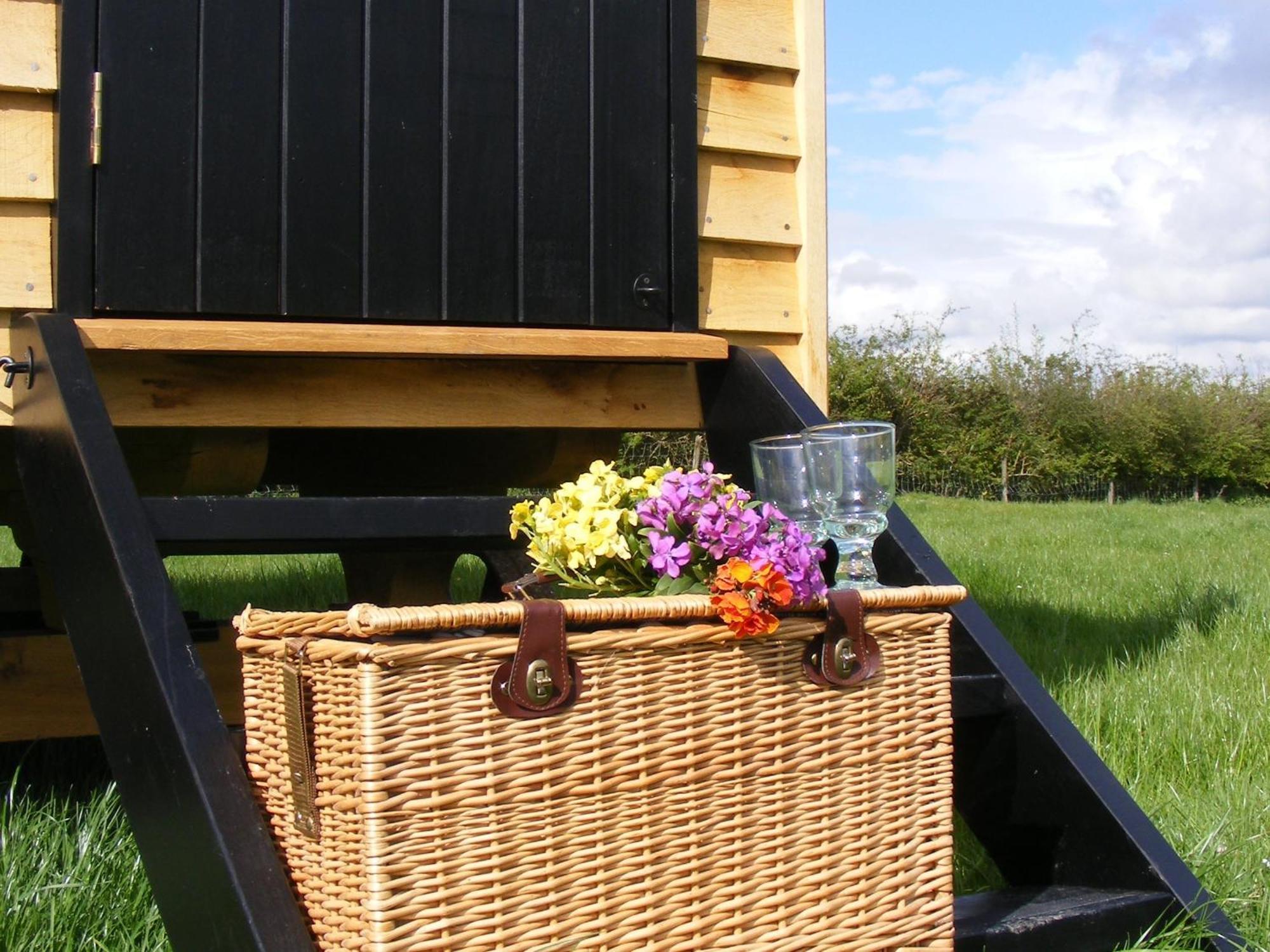 Marshwood Farm B&B And Shepherds Hut Dinton  Екстериор снимка