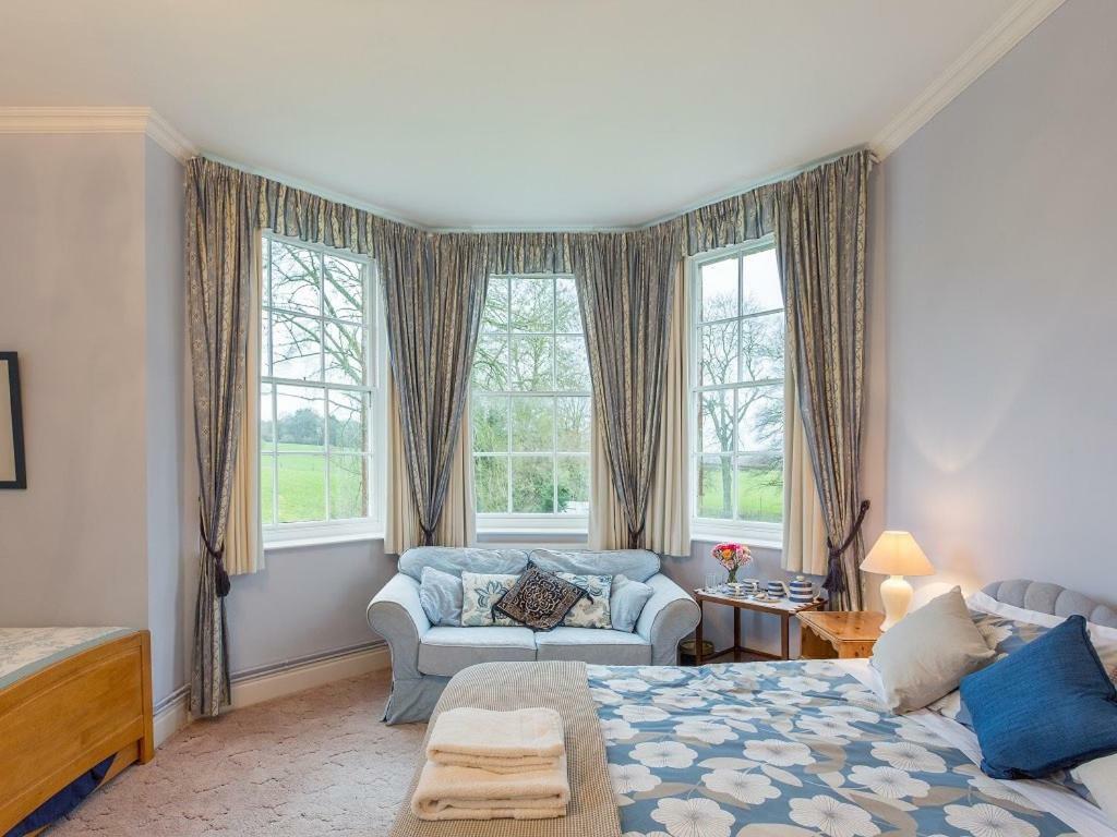 Marshwood Farm B&B And Shepherds Hut Dinton  Екстериор снимка
